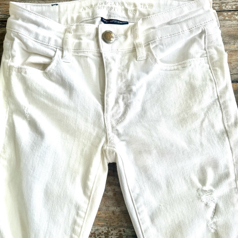 American eagle white distressed stretch Capri jeans. Brand New perfect condition